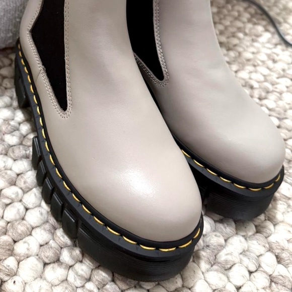 BRAND NEW ✨ Dr. Martens Platform Chelsea Boots - Picture 2 of 7
